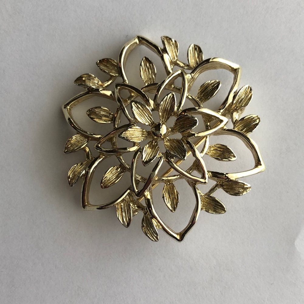 Vintage Sarah Coventry Flower Pin